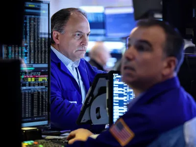 img of The Dollar's Decline: A Hedging World Rejects American Financial Hegemony