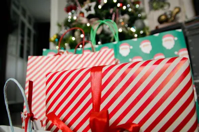 img of Economic Distress Deepens: Holiday Spending and Hiring Hit Decade Lows Amid Policy Failure