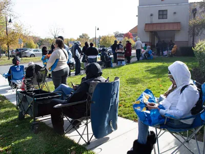img of Government Shutdown Forces Federal Workers to Food Banks While 42 Million Face SNAP Cutoff