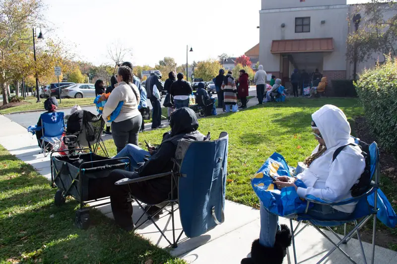 img of Government Shutdown Forces Federal Workers to Food Banks While 42 Million Face SNAP Cutoff
